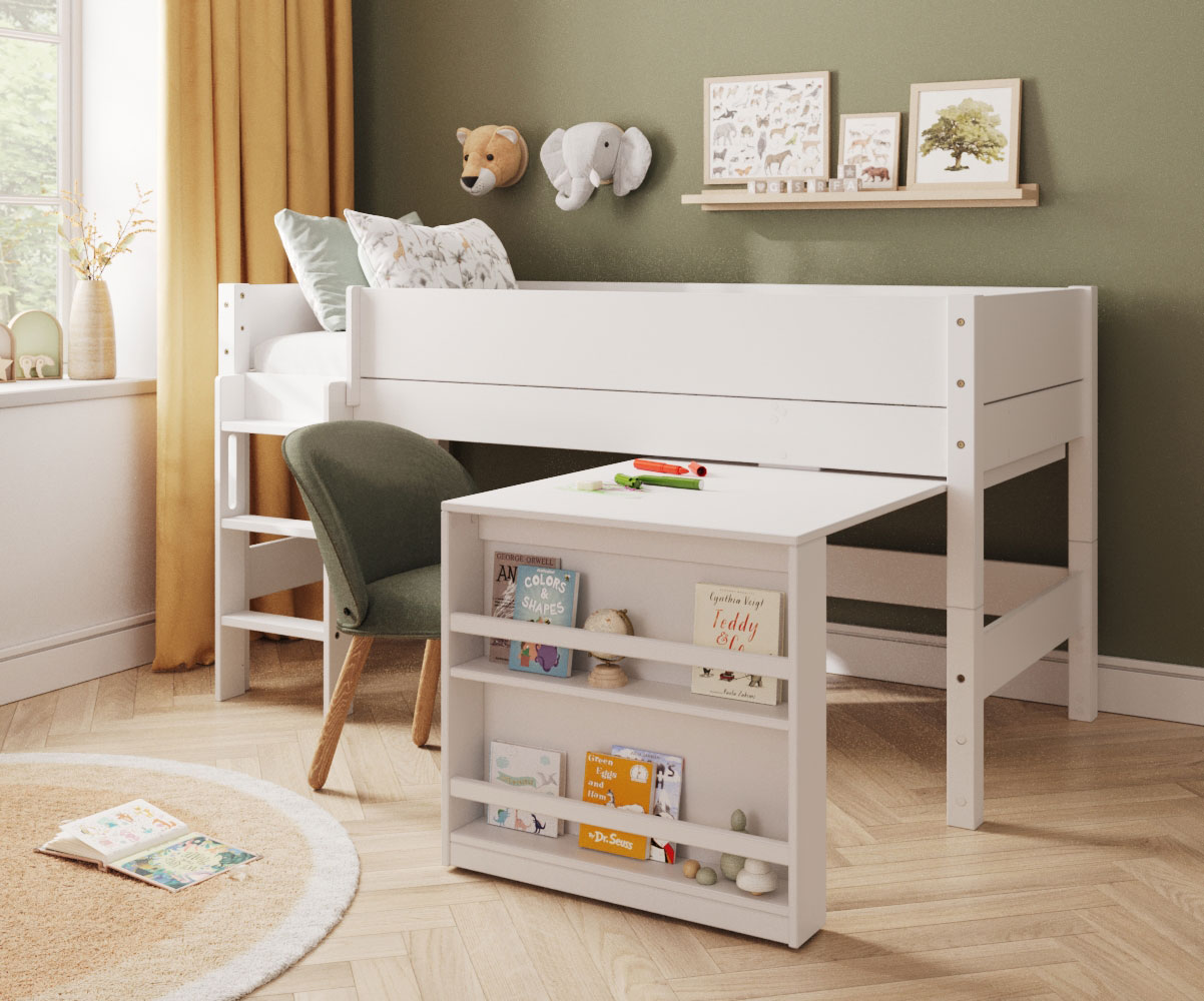 Lit mi hauteur blanc Combeebed avec bureau dans une belle chambre enfant avec matelas inclus