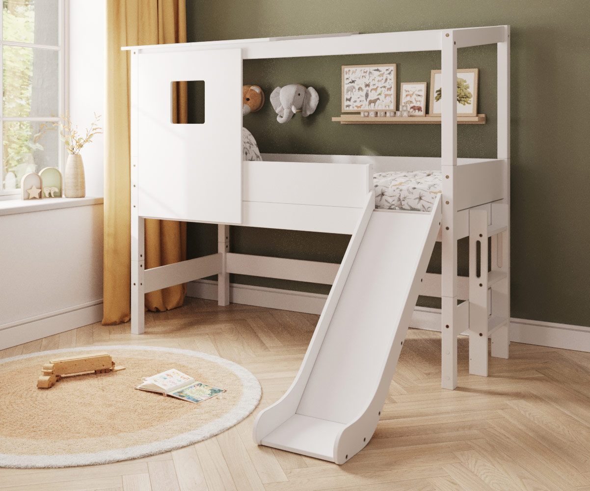 Lit cabane mi hauteur blanc Combeebed avec toboggan + toit et fenetre dans chambre enfant