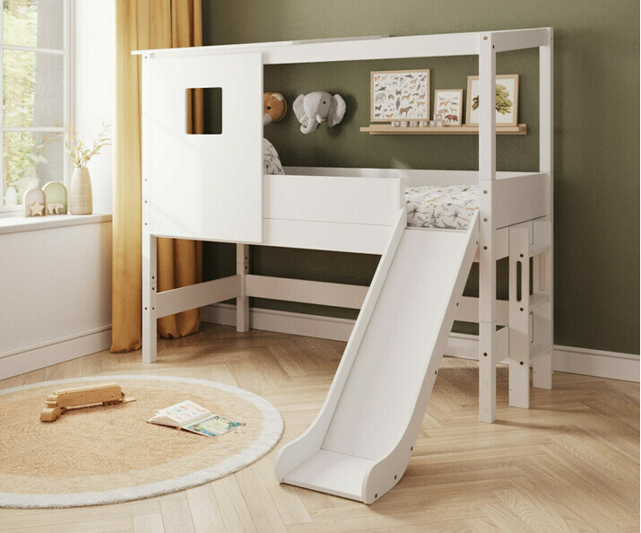 Lit cabane mi hauteur blanc Combeebed avec toboggan + toit et fenetre dans chambre enfant + matelas