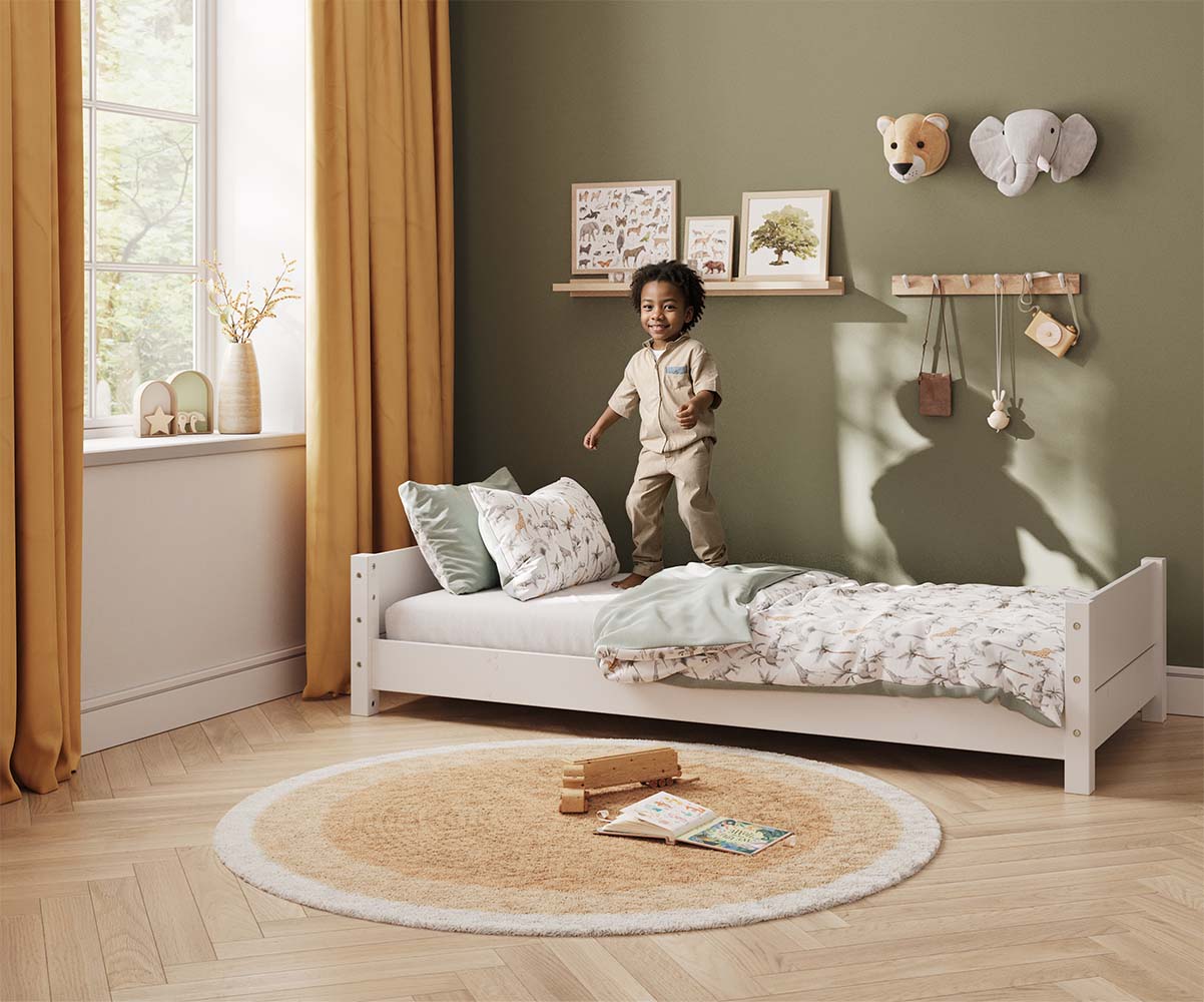 Lit Montessori Combeebed blanc dans chambre d'enfant Lit Montessori Combeebed blanc dans chambre d'enfant