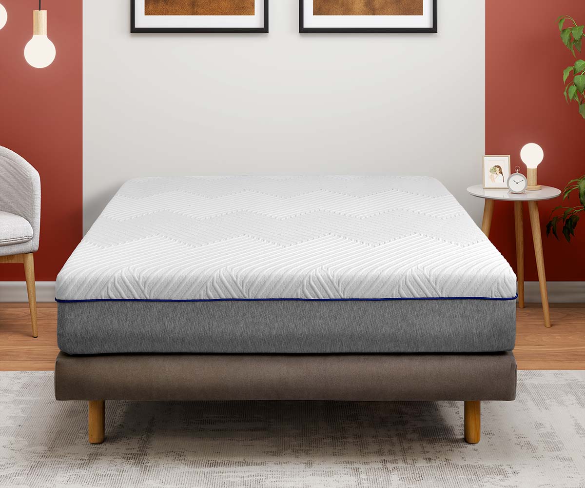 Pack sommier tapissier beige, pieds bois et matelas dans chambre