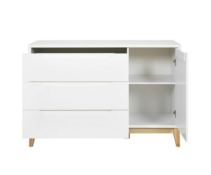 Commode avec tiroirs et porte ouverts