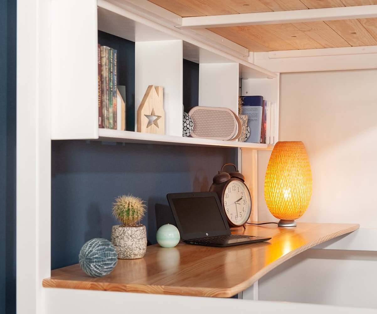 Bureau en bois intégré au lit mezzanine