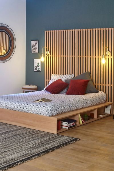 Chambre avec lit adulte en bois massif de hêtre et tete de lit