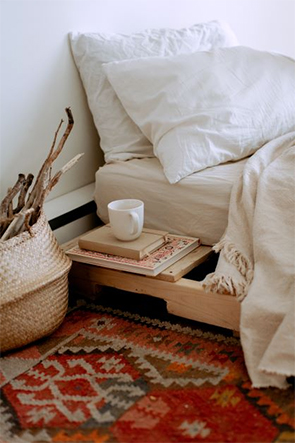 Chevet en bois sur lit adulte