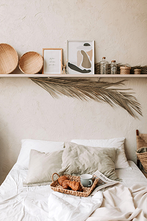 Chambre adulte avec lit et étagères