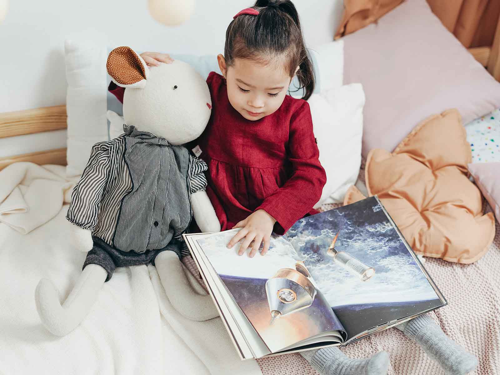 Petite fille qui lit un livre