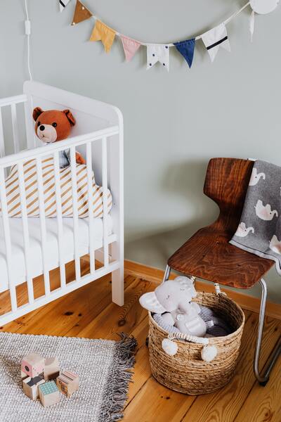 Chambre bébé avec chaise à coté du lit de bébé