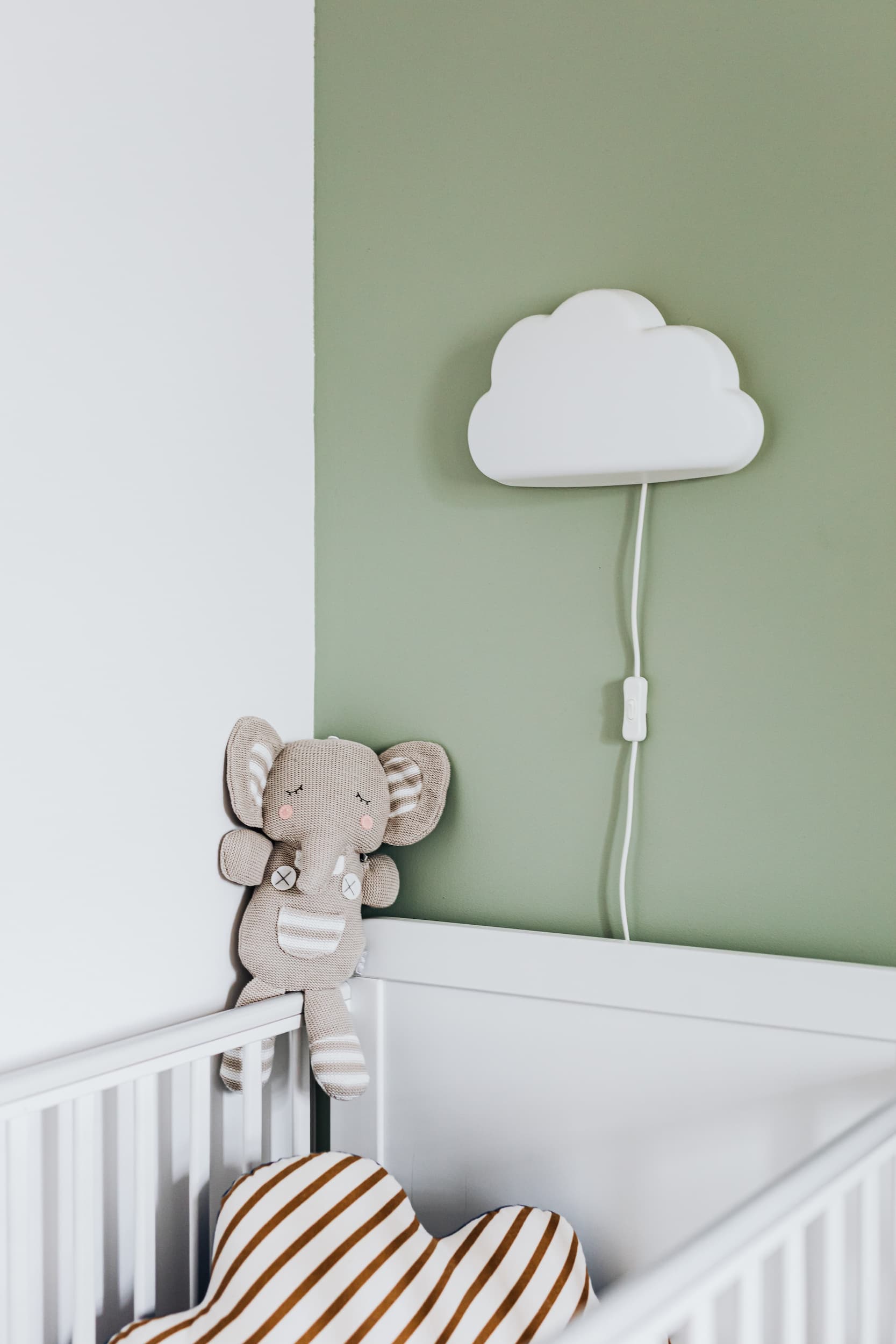 Mur d'une chambre bébé avec veilleuse nuage accrochée