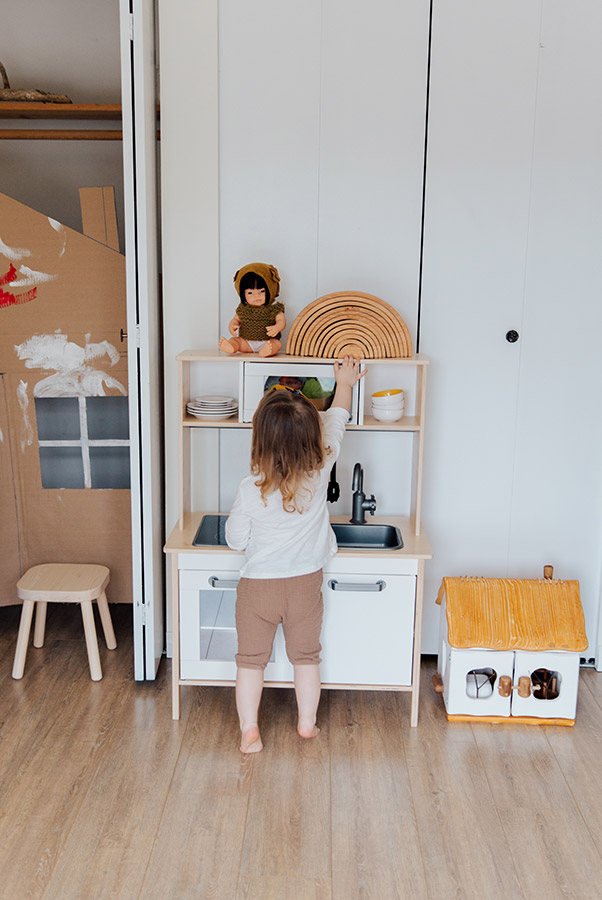 Petite fille qui joue dans sa chambre à la cuisine