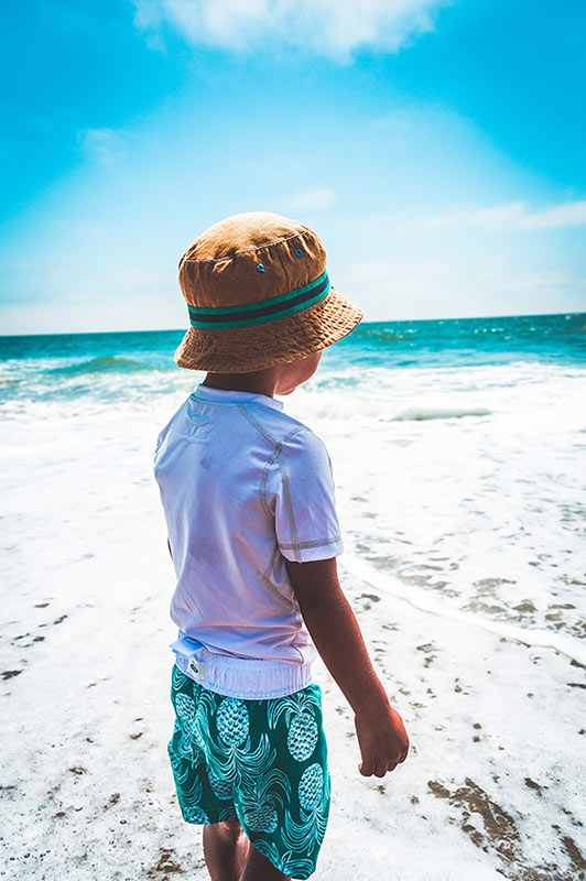 enfant avec habits plage et chapeau